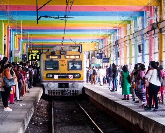 चलती ट्रेन के दरवाज़े के पास बैठना या खड़ा होना खुद को लगी चोट नहीं माना जा सकता- बॉम्बे हाई कोर्ट