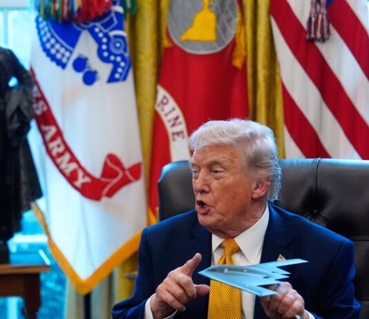 पहले 5 और अब 10 दिन की मोहलत, ईरान पर इतना मेहरबान क्यों हैं ट्रंप?