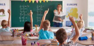 10वीं तक के बच्चों को मिले मिड डे मील, शिक्षा पर बढ़े खर्च, संसदीय समिति की सलाह