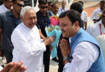 कौन होगा बिहार का अगला CM? नीतीश कुमार ने कंधे पर हाथ रखकर कर दिया इशारा