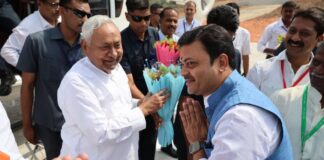 कौन होगा बिहार का अगला CM? नीतीश कुमार ने कंधे पर हाथ रखकर कर दिया इशारा