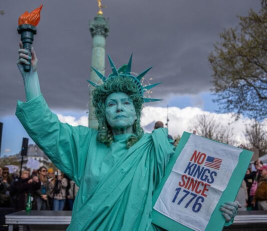 ईरान जीतने निकले ट्रंप के खिलाफ उतरे अमेरिकी, लाखों लोगों का नो किंग्स प्रदर्शन