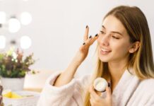 वैसलीन से पाएं चमकती ग्लोइंग स्किन, जानिए क्या स्लगिंग स्किन केयर रूटीन?