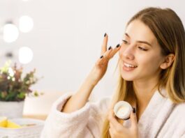 वैसलीन से पाएं चमकती ग्लोइंग स्किन, जानिए क्या स्लगिंग स्किन केयर रूटीन?