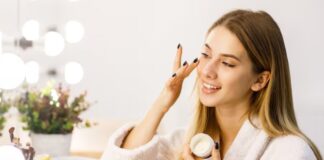 वैसलीन से पाएं चमकती ग्लोइंग स्किन, जानिए क्या स्लगिंग स्किन केयर रूटीन?