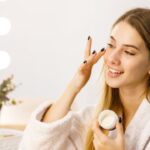 वैसलीन से पाएं चमकती ग्लोइंग स्किन, जानिए क्या स्लगिंग स्किन केयर रूटीन?