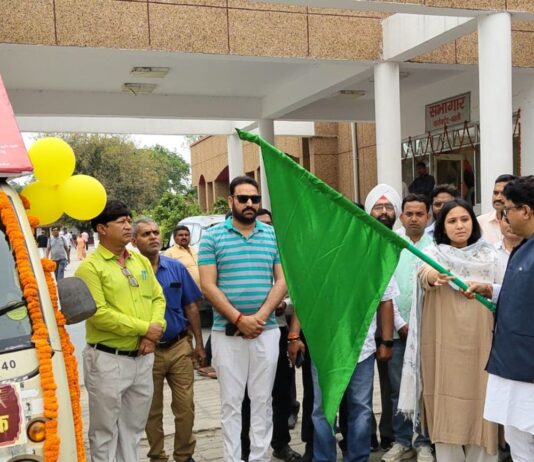 बस्ती में ‘स्कूल चलो अभियान’ का शुभारंभ:गोसेवा आयोग उपाध्यक्ष और जिलाधिकारी ने हरी झंडी दिखाकर किया रवाना