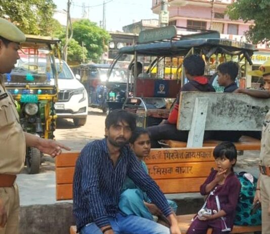 कोठीभार पुलिस ने सिसवा में महिलाओं को किया जागरूक:मिशन शक्ति फेज़ 5.0 के तहत अपराधों से बचाव की दी जानकारी