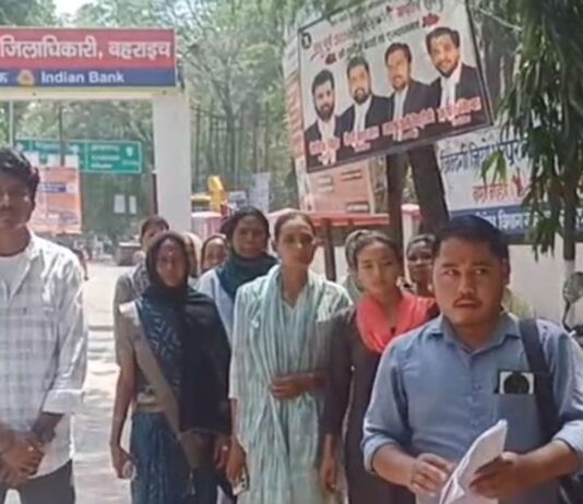 शराब ठेका खोलने के विरोध में ग्रामीणों का प्रदर्शन:बहराइच में जिलाधिकारी कार्यालय पहुंचकर लोगों ने सौंपा ज्ञापन