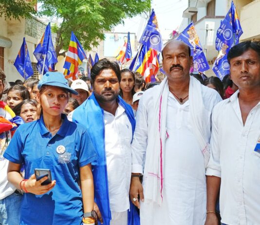 सिसवा में अबेडकर जयंती पर निकली शोभायात्रा:वार्डवासियों ने केक काटा, चौकी प्रभारी पुलिस बल के साथ तैनात रहे