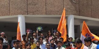 कुआनो नदी की बदहाली पर अभाविप का विरोध:प्रदूषण रोकने और मलबा हटाने के लिए प्रशासन को अल्टीमेटम