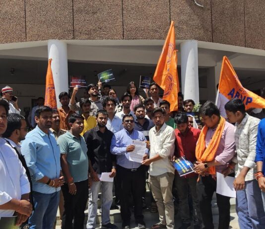 कुआनो नदी की बदहाली पर अभाविप का विरोध:प्रदूषण रोकने और मलबा हटाने के लिए प्रशासन को अल्टीमेटम