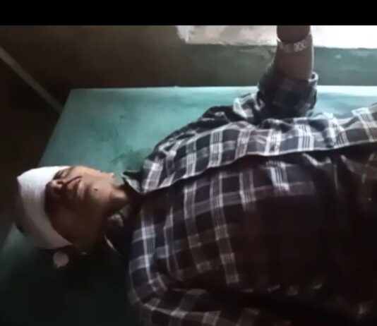 शिक्षामित्र पर कुल्हाड़ी से हमला, हालत गंभीर:बस्ती में सुबह स्कूल जाते समय किया वार, जिला अस्पताल रेफर