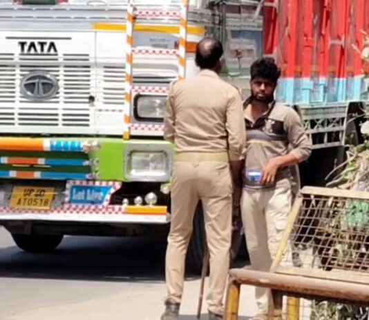 पुलिसकर्मी का ट्रक चालक से अवैध वसूली का VIDEO:टिकोरा मोड़ पुलिस चौकी के पास की घटना, एसएसपी के निर्देश पर केस दर्ज