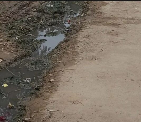 शिकारी चौरा में नाली का निर्माण नहीं:कहारनपुरवा, काला और नासिरगंज बाजार को जोड़ने वाली सड़क पर जलभराव