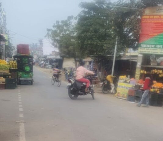 खैरा बाजार में अवैध अतिक्रमण से जाम:बौंडी-जैतापुर मार्ग पर राहगीर परेशान, प्रशासन से हटाने की मांग