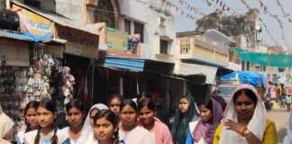 स्कूल चलो अभियान, छात्राओं ने निकाली जनसंपर्क रैली:बहराइच में अभिभावकों को बच्चों के नामांकन के लिए किया प्रेरित