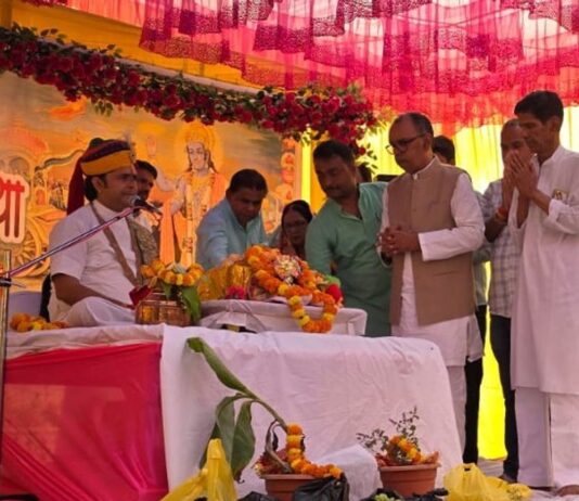 बृजमनगंज में भागवत कथा का चौथा दिन:कृष्ण जन्मोत्सव धूमधाम से मनाया गया, झांकियां निकाली गईं