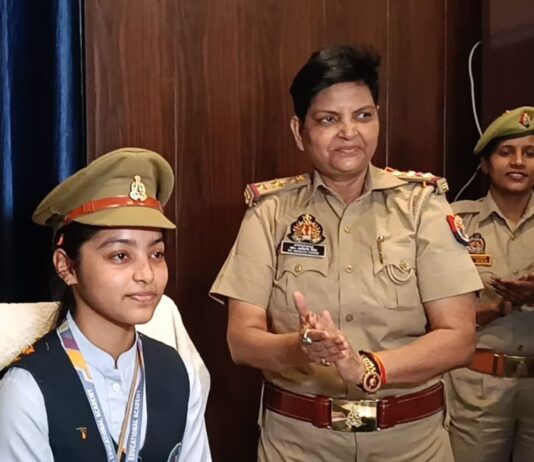 एक दिन की थाना प्रभारी बनीं छात्रा नित्या कसौधन:बस्ती में महिला थाना की कार्यप्रणाली को समझा