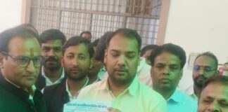 मिर्जापुर में अधिवक्ता की हत्या पर उबाल:फरेंदा में वकीलों का प्रदर्शन, CM को भेजा ज्ञापन