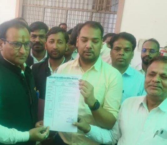 मिर्जापुर में अधिवक्ता की हत्या पर उबाल:फरेंदा में वकीलों का प्रदर्शन, CM को भेजा ज्ञापन