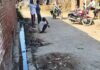 नाली की सफाई हुई, कचरा सड़क पर पड़ा:बहराइच के वेलहन महेशपुर में ग्रामीणों ने उठाई कचरा हटाने की मांग