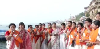 बंग परिषद की महिलाओं ने गंगा घाट पर शंखनाद कर किया प्रधानमंत्री मोदी का स्वागत