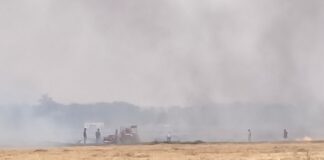 साउघाट में खेत में गेहूं के डंठलों में लगी आग:रात में असामाजिक तत्वों ने लगाई आग, ग्रामीणों ने ट्रैक्टर से पाया काबू