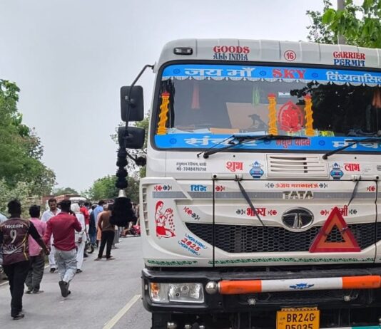 सिद्धार्थनगर में सड़क हादसा, दो युवकों की मौत:ट्रेलर-बाइक भिड़ंत में गई जान, चालक फरार; पुलिस जांच में जुटी