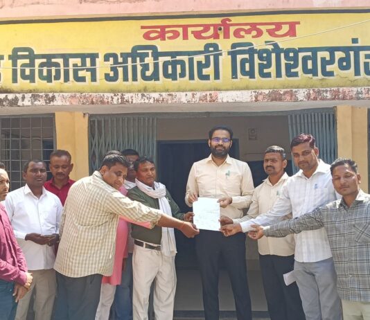 रोजगार सेवकों ने बकाया मानदेय मांगा, हड़ताल की चेतावनी:विशेश्वरगंज में बीडीओ को ज्ञापन, 16 से 25 अप्रैल तक कलमबंद हड़ताल की घोषणा