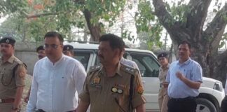 जिलाधिकारी ने घाघराघाट पुल का निरीक्षण किया:बहराइच एसपी संग मरम्मत कार्य का जायजा लेकर दिए निर्देश