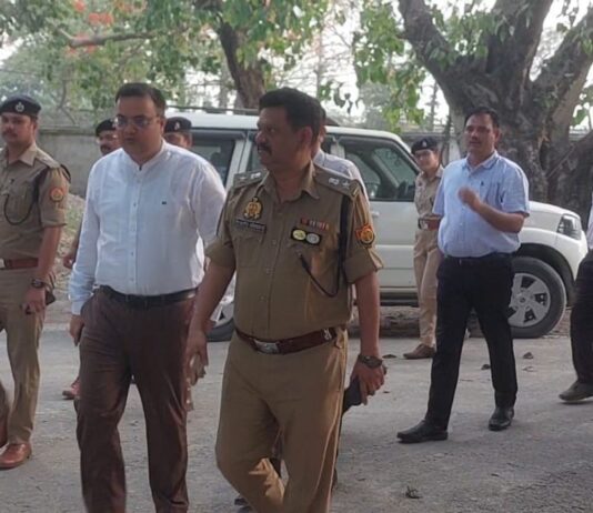 जिलाधिकारी ने घाघराघाट पुल का निरीक्षण किया:बहराइच एसपी संग मरम्मत कार्य का जायजा लेकर दिए निर्देश