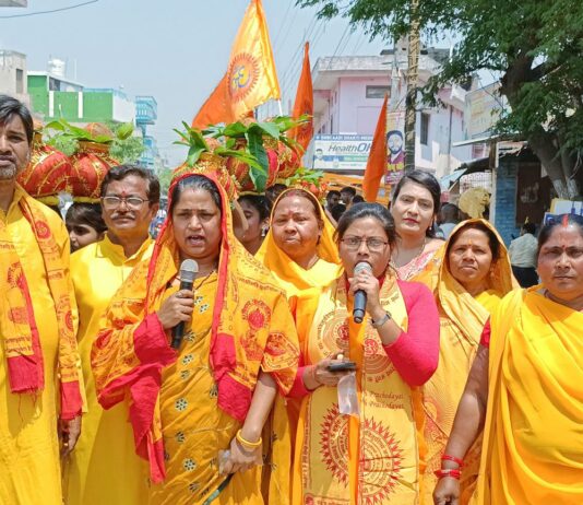 सिसवा में गायत्री महायज्ञ की शुरुआत:गायत्री शक्तिपीठ के द्वादश वार्षिकोत्सव पर निकली कलश शोभायात्रा, कई भक्त शामिल