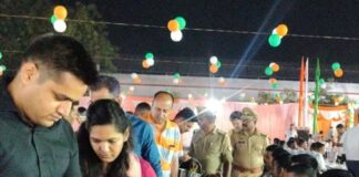 श्रावस्ती में डीएम-एसपी ने प्रशिक्षुओं को भोजन परोसा:आरटीसी में प्रशिक्षण समापन पर आयोजन, साथ बैठकर खाया खाना