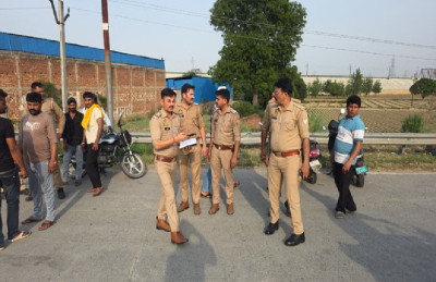 तेज रफ्तार कार ने डिवाइडर पर इंतजार कर रहीं महिलाओं को रौंदा, 3 की मौत, 2 घायल