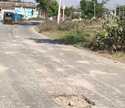 सिद्धार्थनगर के इटवा-बेलवा मार्ग पर कई जगह गड्ढे:वाहन चालकों को भारी परेशानी, दुर्घटना का बढ़ा खतरा