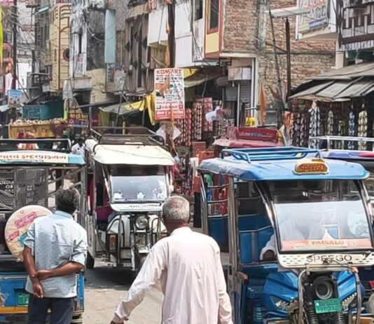 शोहरतगढ़ में ई-रिक्शा चालकों से घंटों जाम:यातायात नियमों का उल्लंघन, राहगीरों ने प्रशासन से की कार्रवाई की मांग