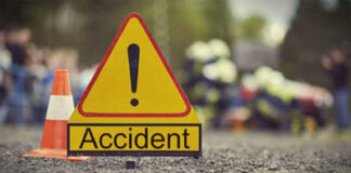 आगरा लखनऊ एक्सप्रेसवे पर टायर फटने से लोडर में घुसी कार,चार घायल