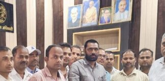 ग्राम रोजगार सेवकों की कलमबंद हड़ताल:बकाया मानदेय को लेकर खंड विकास अधिकारी को सौंपा ज्ञापन