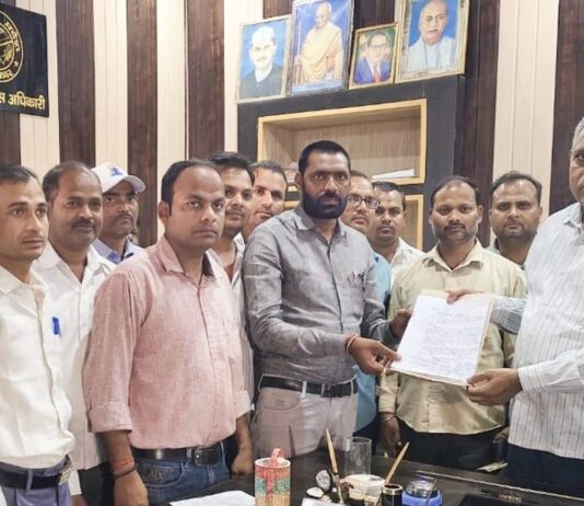 ग्राम रोजगार सेवकों की कलमबंद हड़ताल:बकाया मानदेय को लेकर खंड विकास अधिकारी को सौंपा ज्ञापन