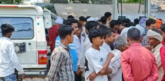 सिसवा में पेट्रोल-डीजल लेने उमड़ी भीड़:संचालक बोले- डिपो से आपूर्ति कम हो रही