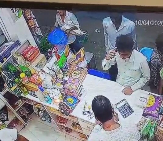 महाराजगंज में दुकान से रिफाइंड तेल चोरी:सीसीटीवी में कैद हुई घटना, दुकानदार ने दर्ज कराई शिकायत