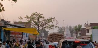 लालगंज बाजार में दुकानदारों के अतिक्रमण से भीषण जाम:विधायक की भी गाड़ी फंसी, थानाध्यक्ष ने कार्रवाई का आश्वासन दिया