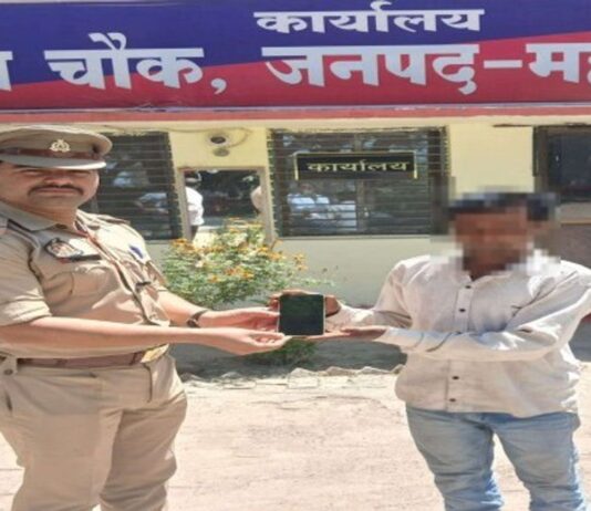 चौक पुलिस ने बरामद किया 37 हजार का मोबाइल:सीईआईआर पोर्टल की मदद से आवेदक गयासुद्दीन को सौंपा