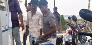 बयारी पेट्रोल पंप पर दो दिन से ईंधन किल्लत:आधा किलोमीटर लंबी लाइन, लोग रातभर रुकने को मजबूर