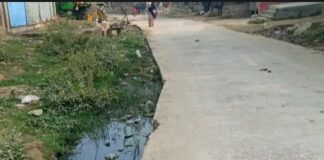 जमुनहा में नई सड़क बनी परेशानी का सबब:नाली न होने से जलभराव, गंदगी और बीमारियों का खतरा