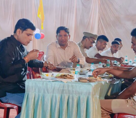 डीआईजी-एसपी ने ट्रेनी सिपाहियों के साथ किया भोजन:’बड़ा भोज’ कार्यक्रम में अधिकारियों ने बढ़ाया जवानों का मनोबल