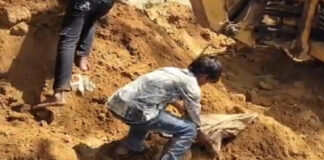 कब्रिस्तान की भूमि पर टंकी निर्माण के लिए चली जेसीबी, शवाें के निकलने पर उपजा ग्रामीणाें में आक्राेश