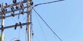 वैबाही मुख्य मार्ग पर खुला 1100 फेस बॉक्स:विद्युत विभाग की लापरवाही से हादसे का डर, ग्रामीणों ने जताई चिंता