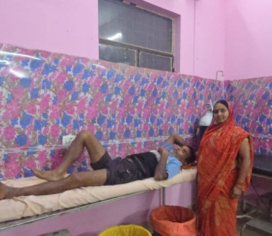 छुट्टा जानवर से टकराकर बाइक सवार बुजुर्ग गंभीर घायल:हालत नाजुक होने पर बहराइच मेडिकल कॉलेज रेफर किया गया